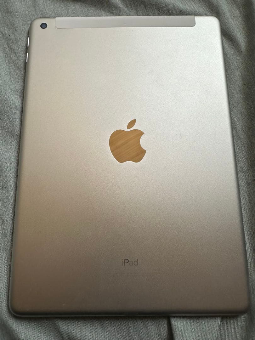 Apple iPad (第6世代) 128GB WiFiモデル シルバー