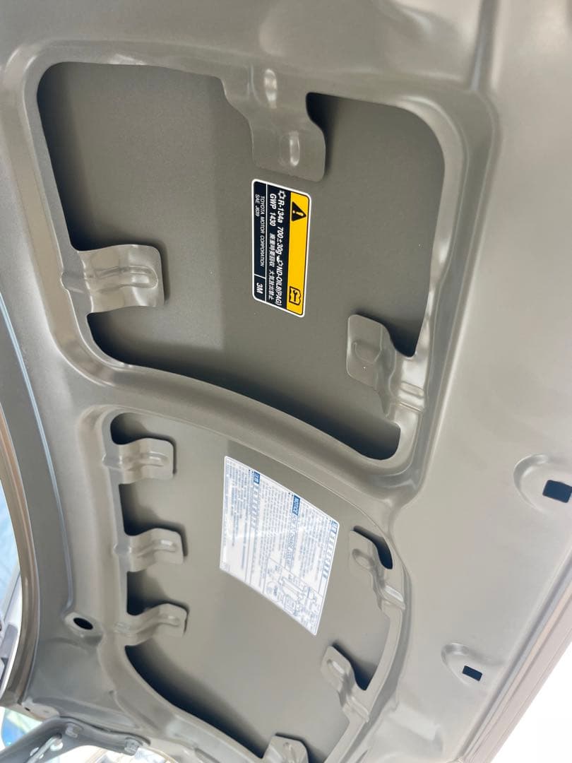 TOYOTA ハイエース　200系　純正ボンネット　ベージュ　純正色　ピンスト風