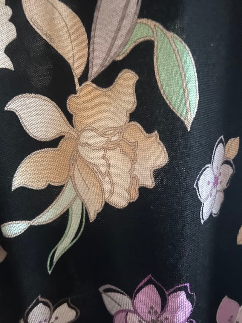 花柄 長袖 ひざ丈ワンピース 黒