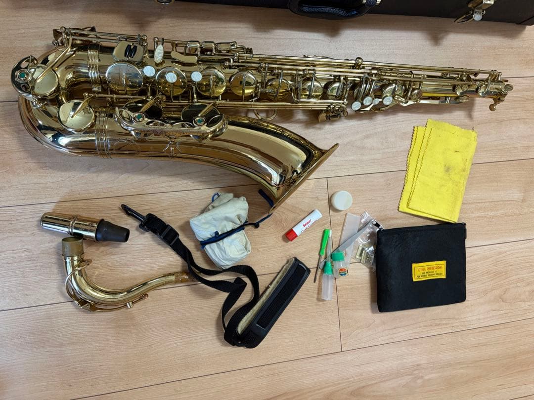 サックス HTN-86彫刻入り　ゴールド　ケース付