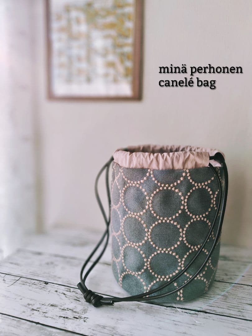 ミナペルホネン dop gray 巾着ショルダー カヌレバッグ タンバリン