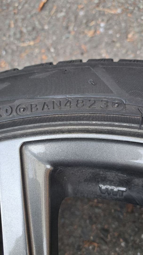 スタッドレス　　BLIZZAK　VRX3　215/45R 18　2023製