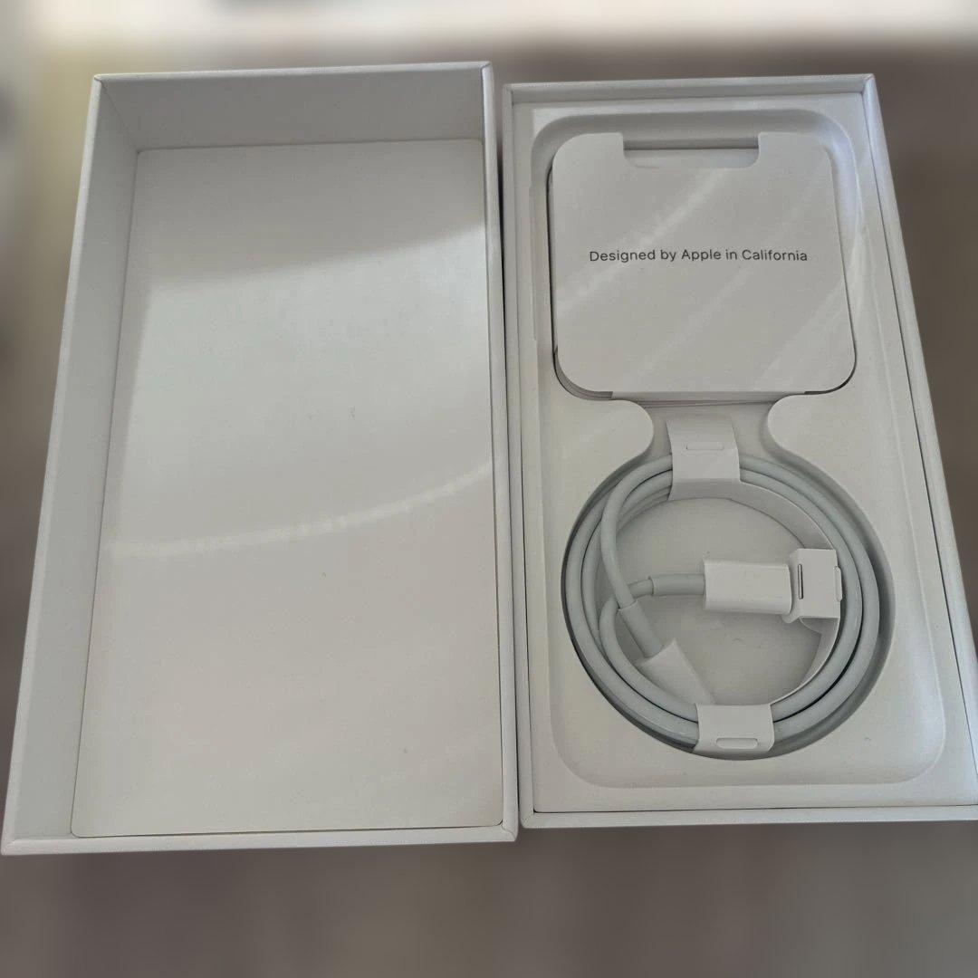 ド*ん様 Apple iPhone SE 64GB ホワイト(箱、ケーブル付属)