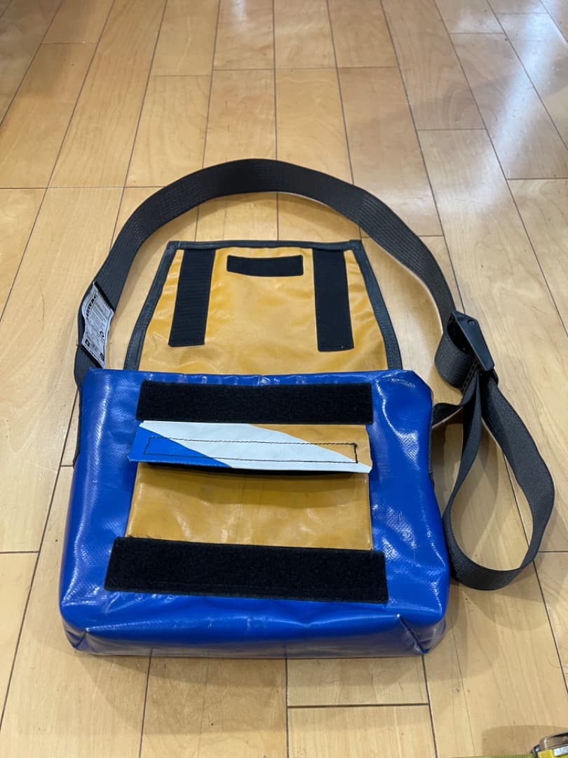 フライターグ　コンパクトメッセンジャーバッグ　F11 LASSIE