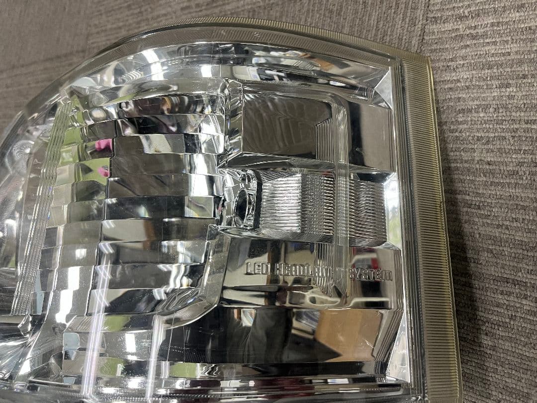 トヨタ車名：ハイエース　左ヘッドランプユニット