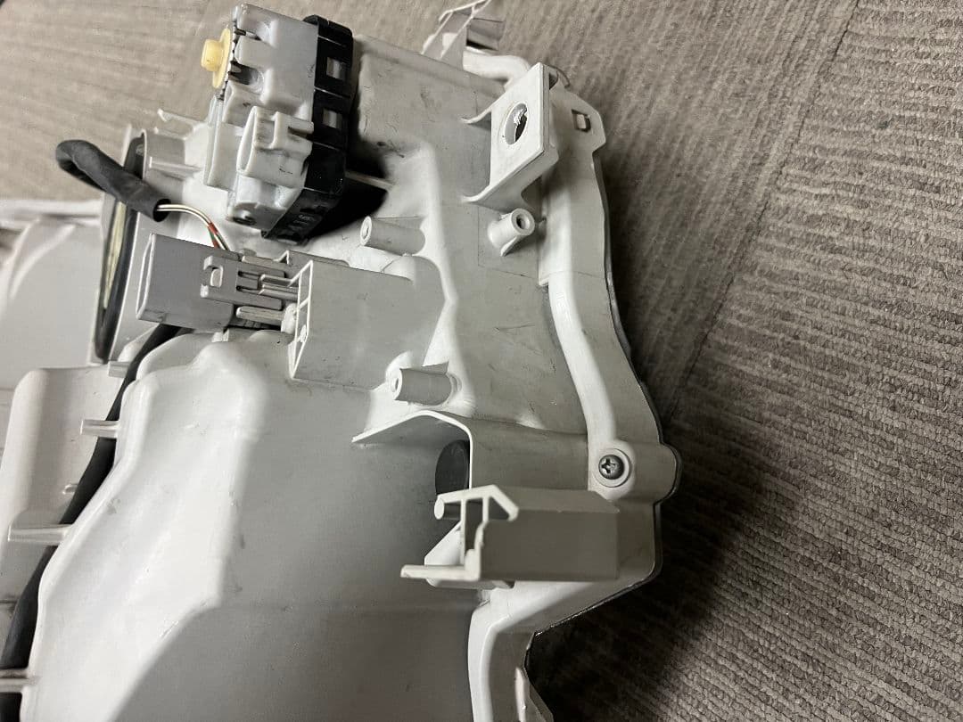 トヨタ車名：ハイエース　左ヘッドランプユニット