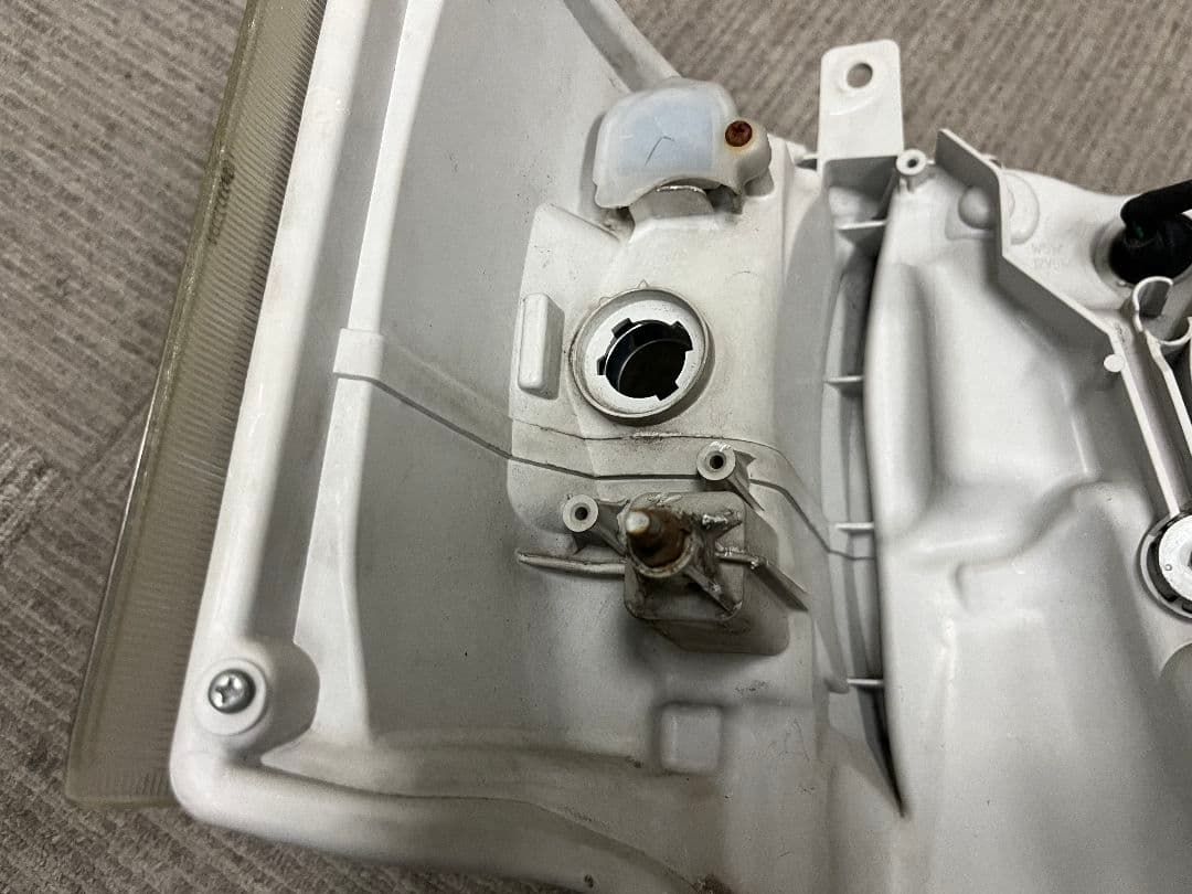 トヨタ車名：ハイエース　左ヘッドランプユニット