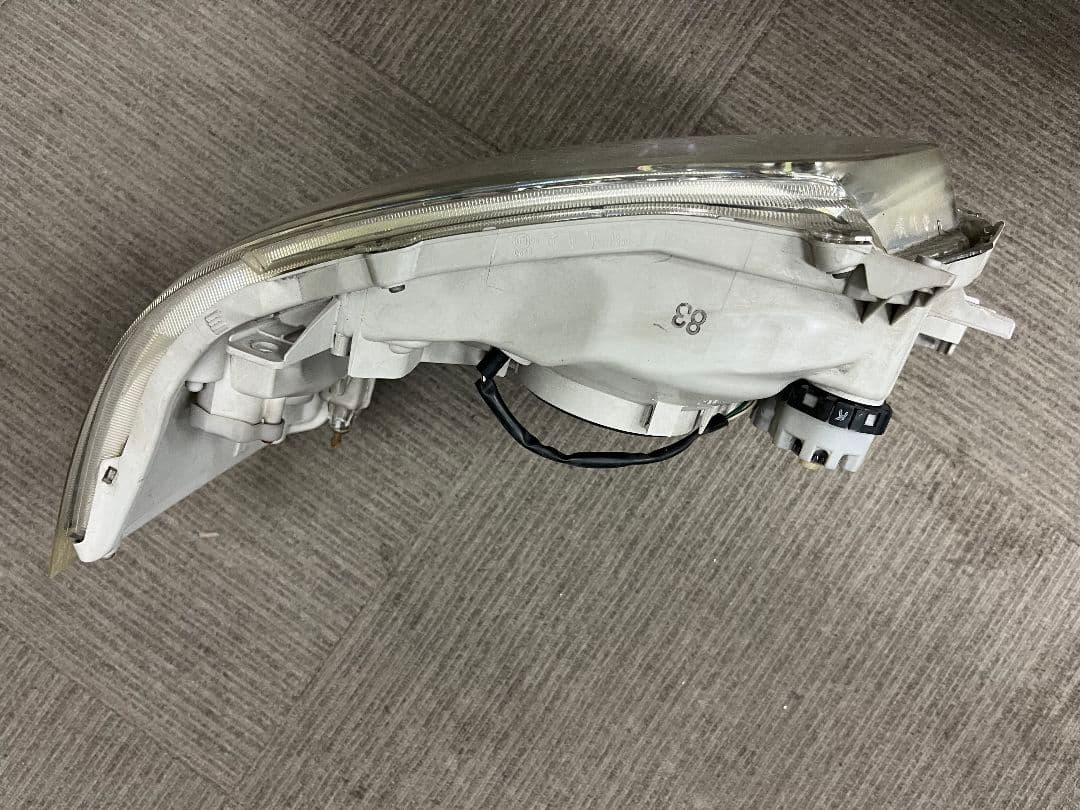 トヨタ車名：ハイエース　左ヘッドランプユニット