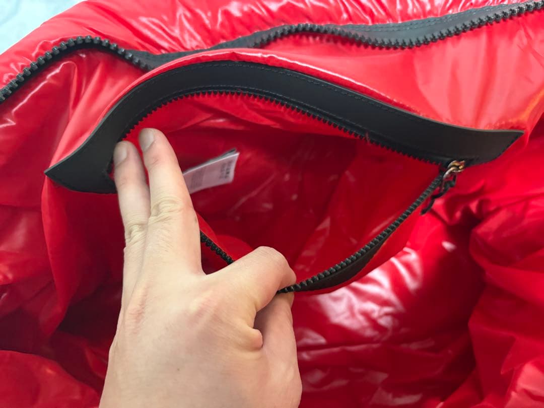 モンクレール MONCLER ダウントート パファートート 赤レッド ロゴ 収納