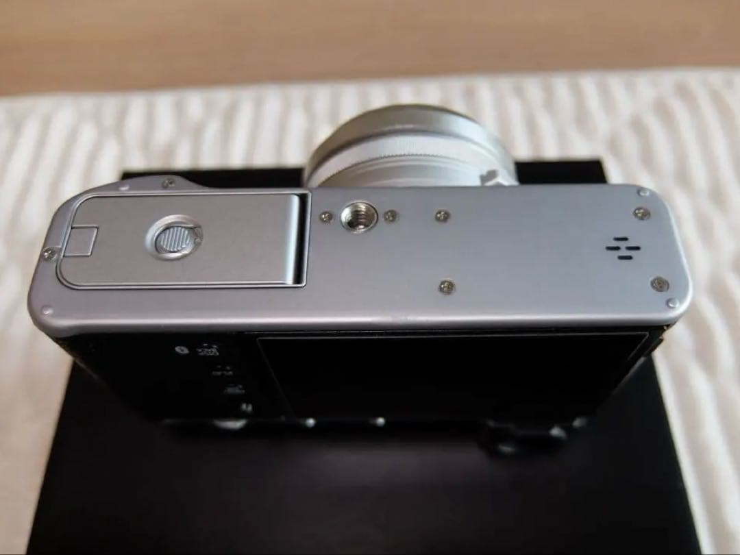 保証書有、美品、アクセサリー多数有　富士フイルム　X100Ⅵ シルバー