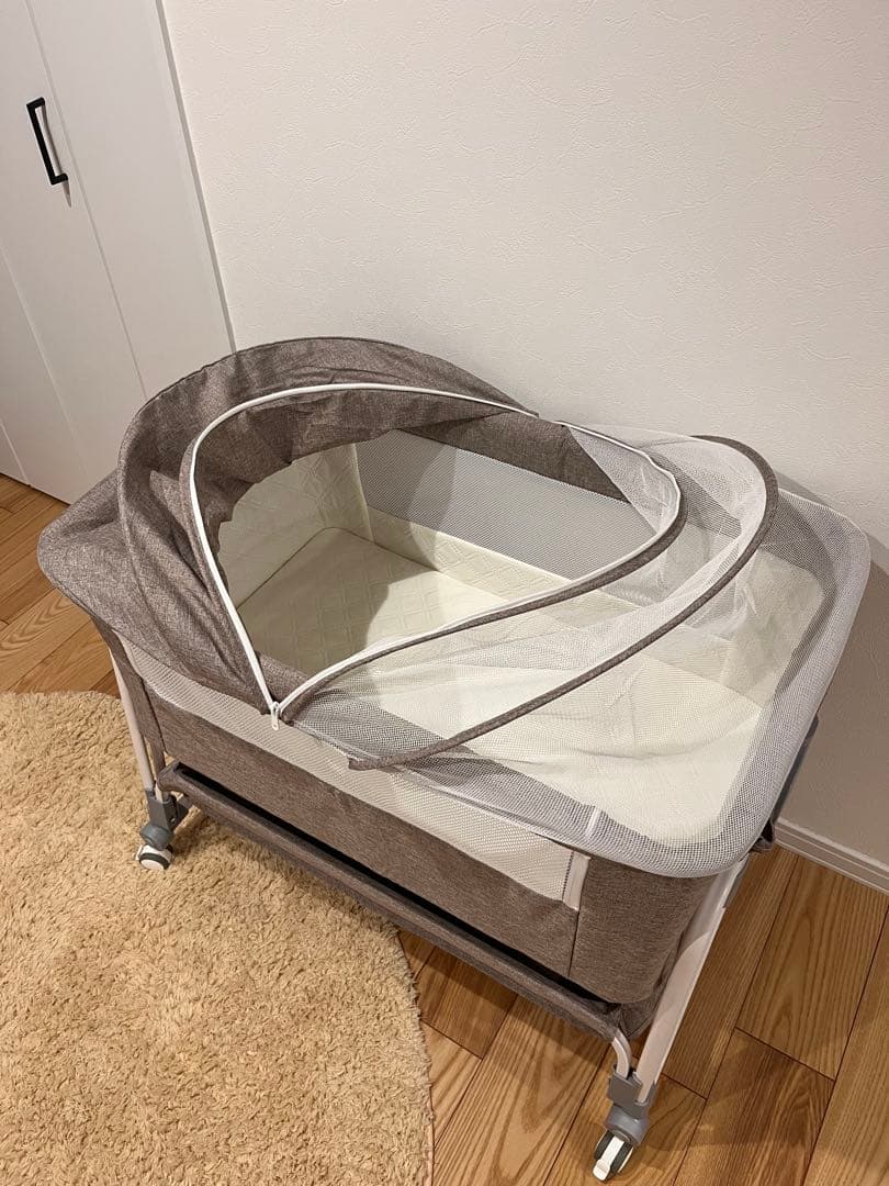 \"美品\"未使用ベビーベッド 蚊帳付き キャスター 付き kino limpo