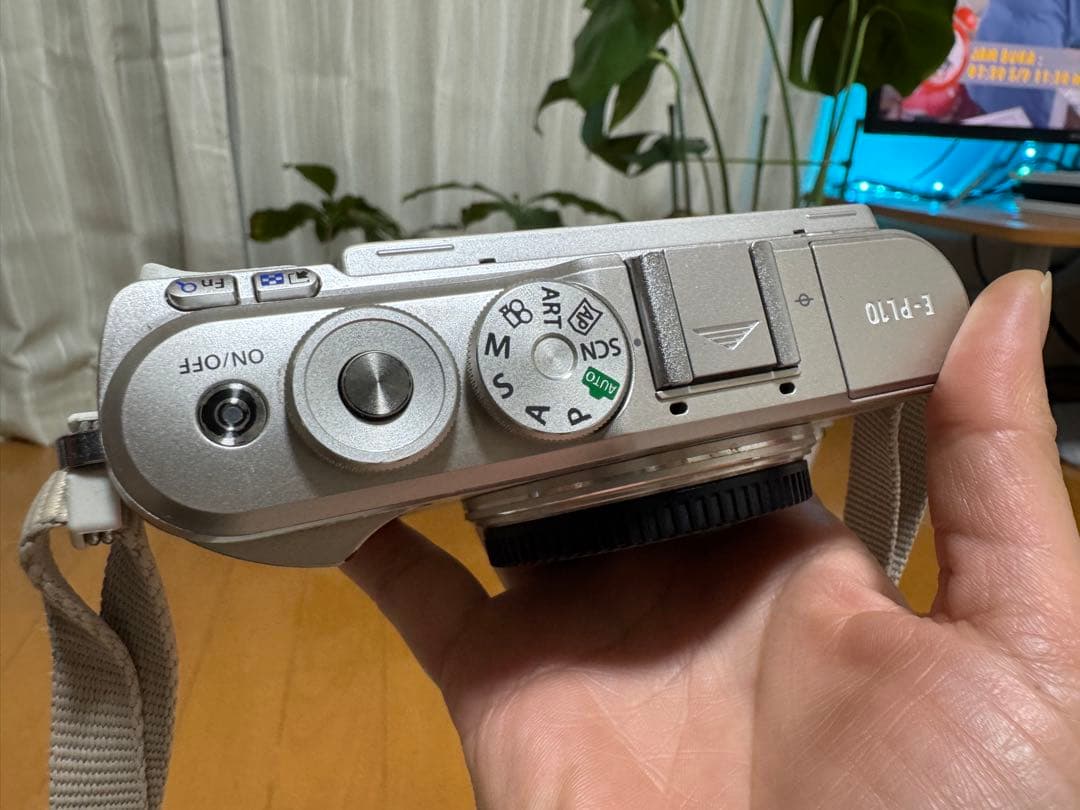 OLYMPUS PEN E-PL10 ホワイト/シルバー