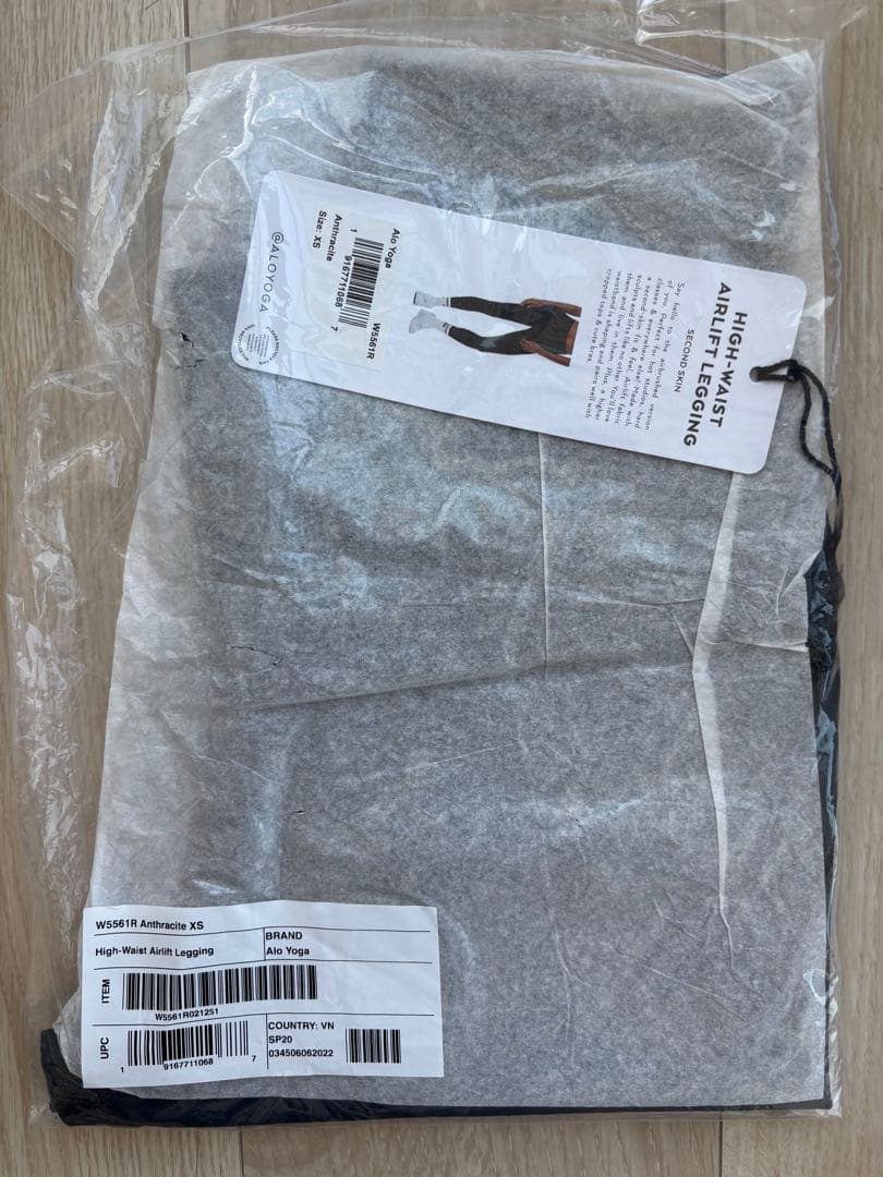 【新品未使用タグ付き‼️】alo yoga ネイビー　XSサイズ