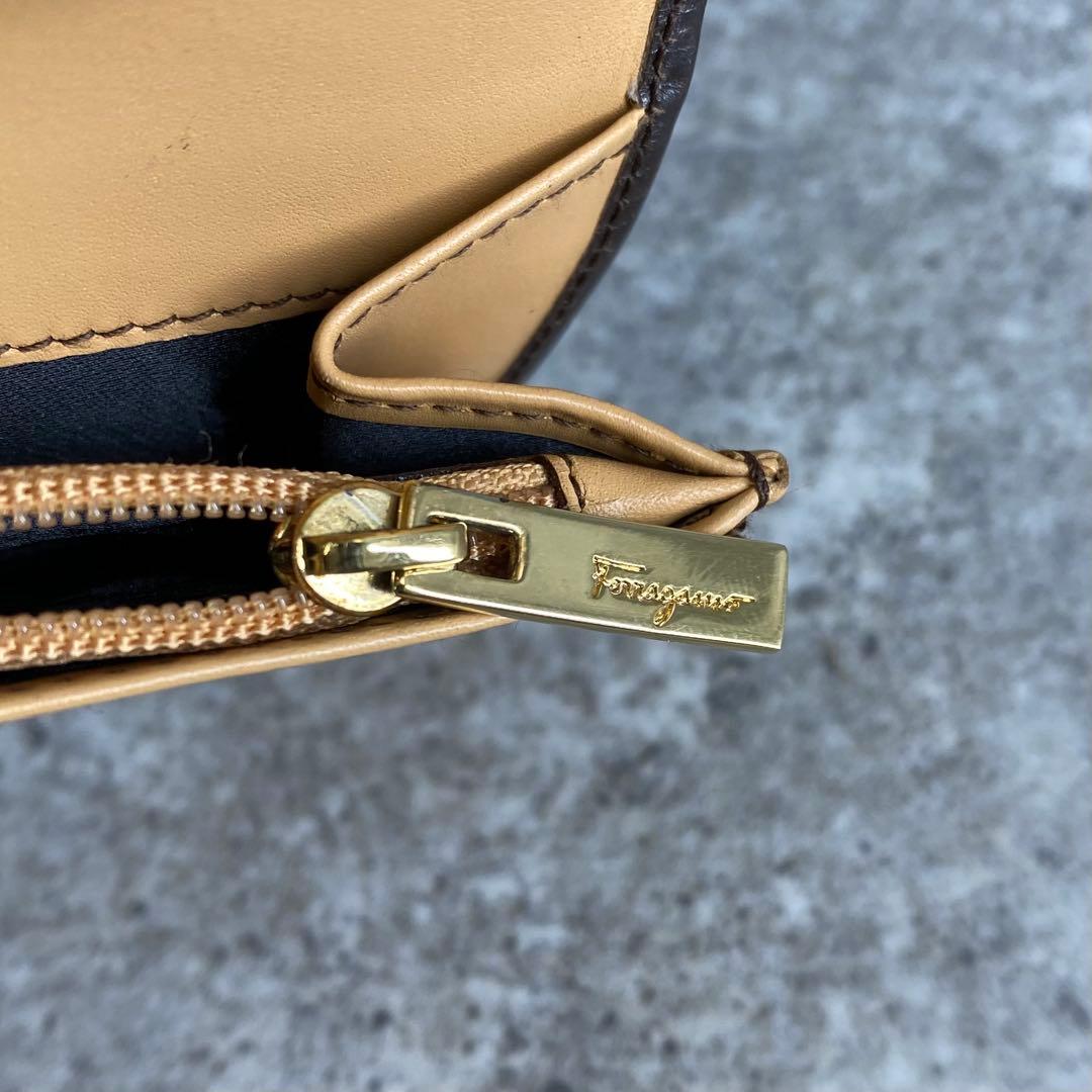 美品 フェラガモ ゴールド ガンチーニ 二つ折り 長財布 ブラウン