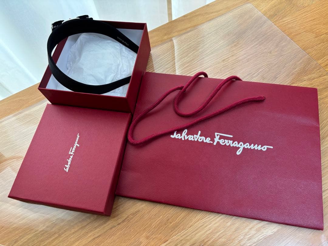 新品未使用50%off箱/紙袋付き サルヴァトーレフェラガモ 黒カチューシャ