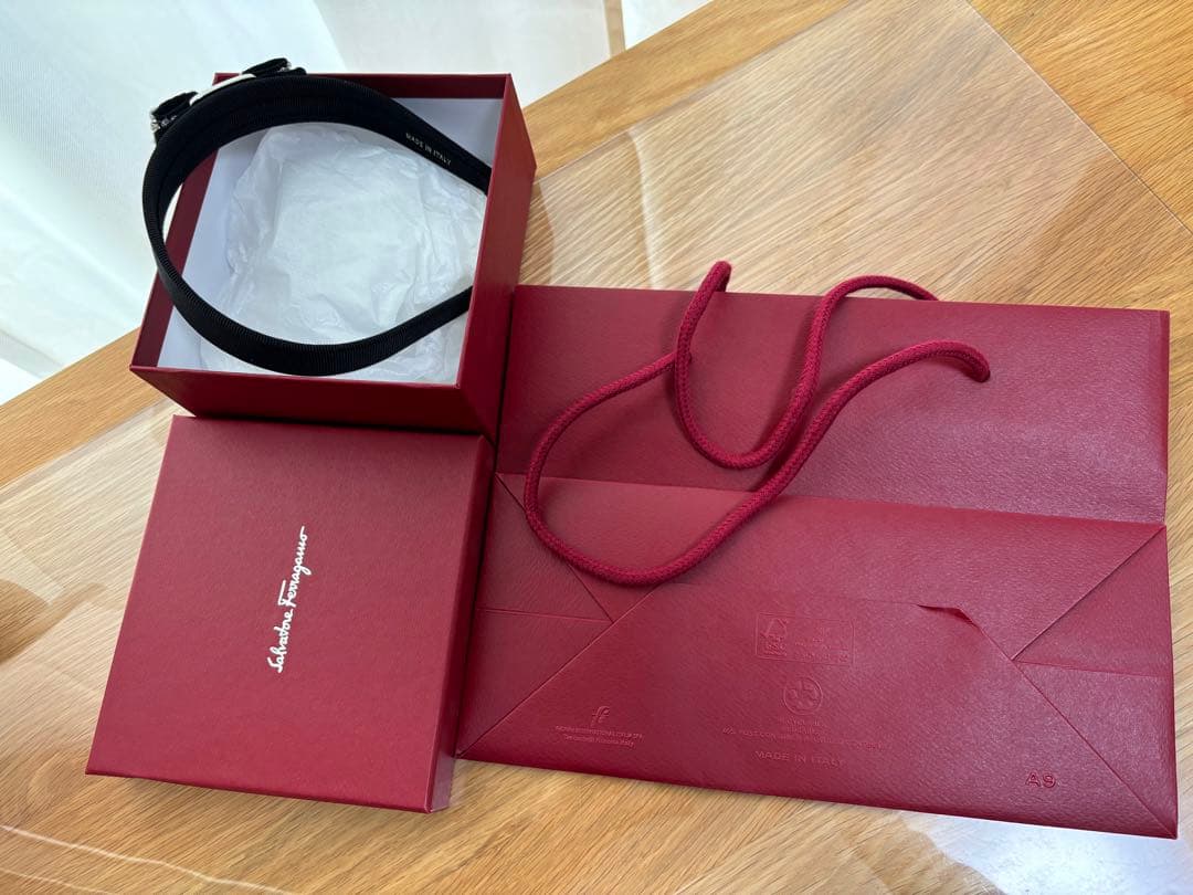 新品未使用50%off箱/紙袋付き サルヴァトーレフェラガモ 黒カチューシャ