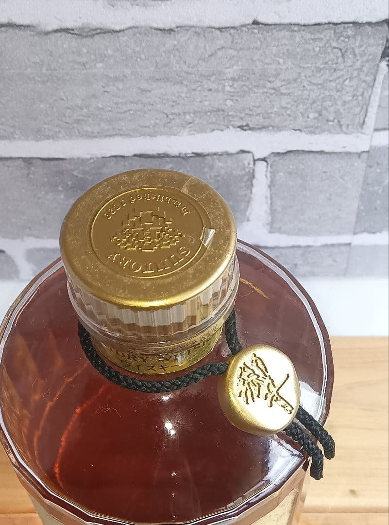 サントリー　響　金キャップ　裏ゴールドラベル　750ml