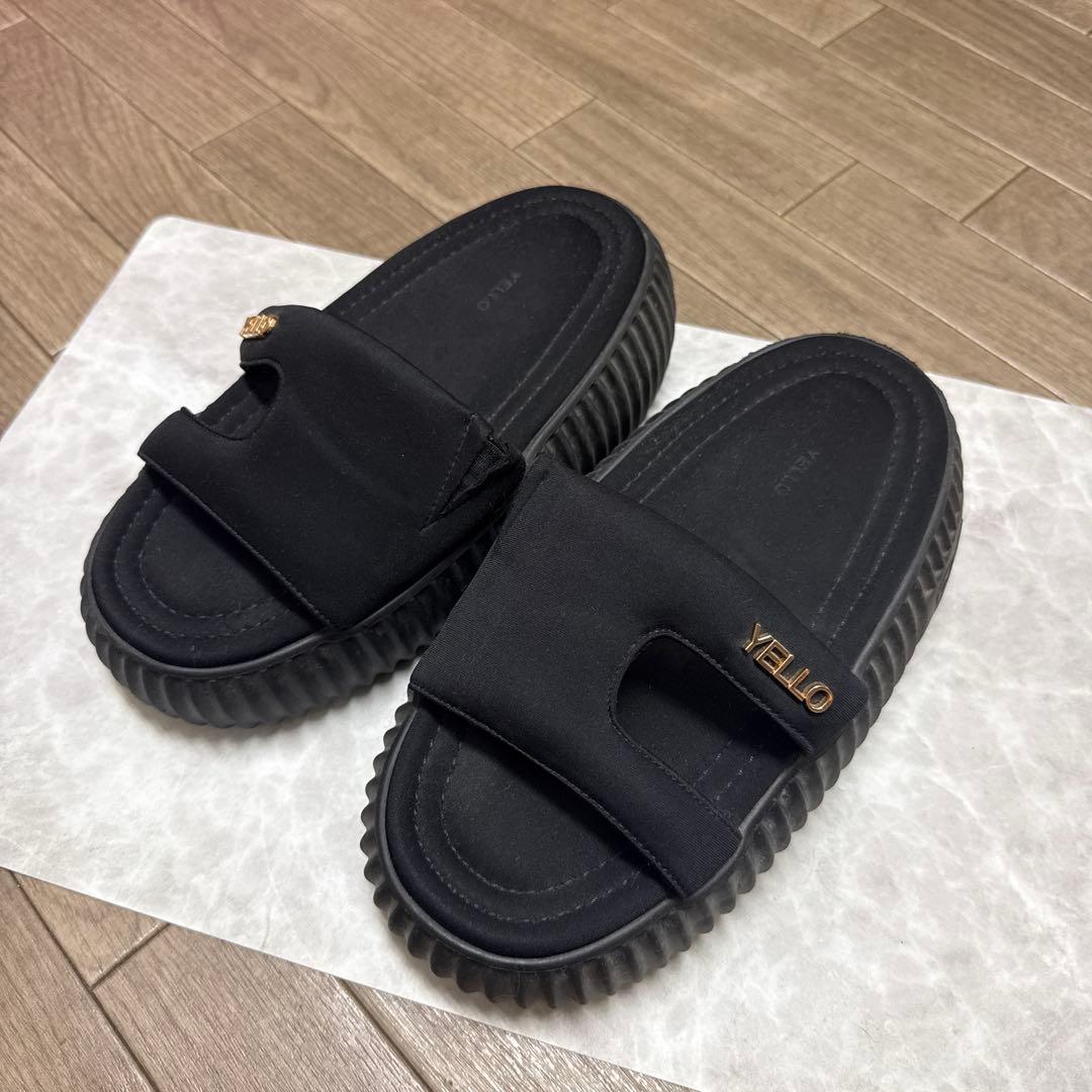 靴 YELLO TOKYO BLACK PLATFORM SLIDERS