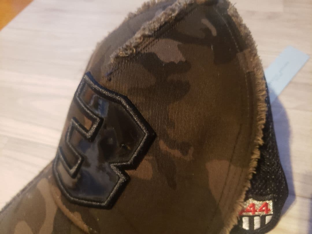 新品未使用ヨシノリコタケ　カーキ色カモ柄ナンバー3キャップです