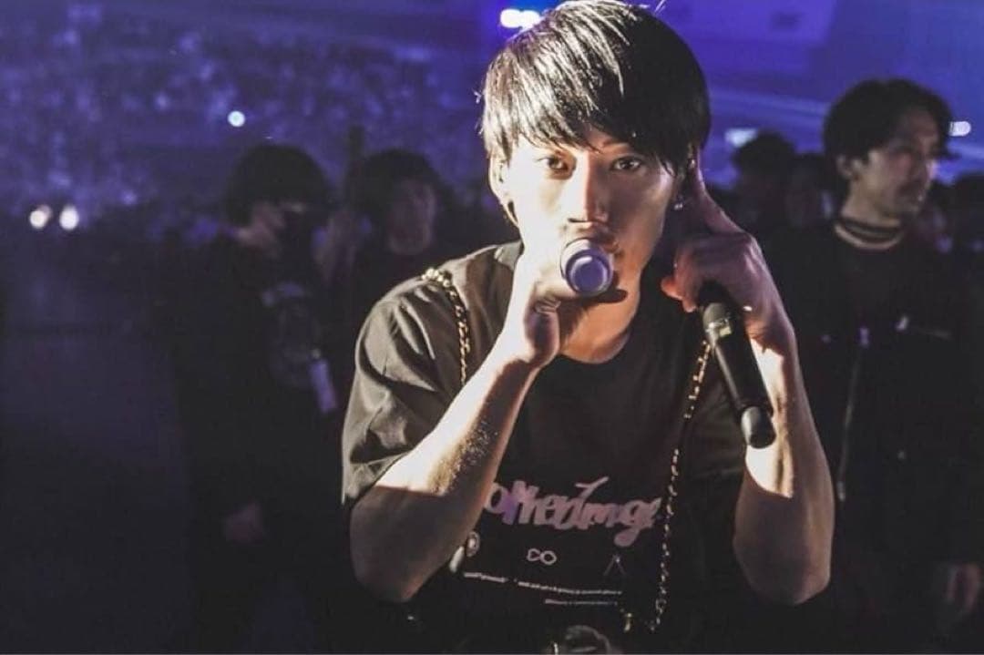 BECOME TREE ホワイトxゴールドチェーンサスペンダーTAKUYA∞着用