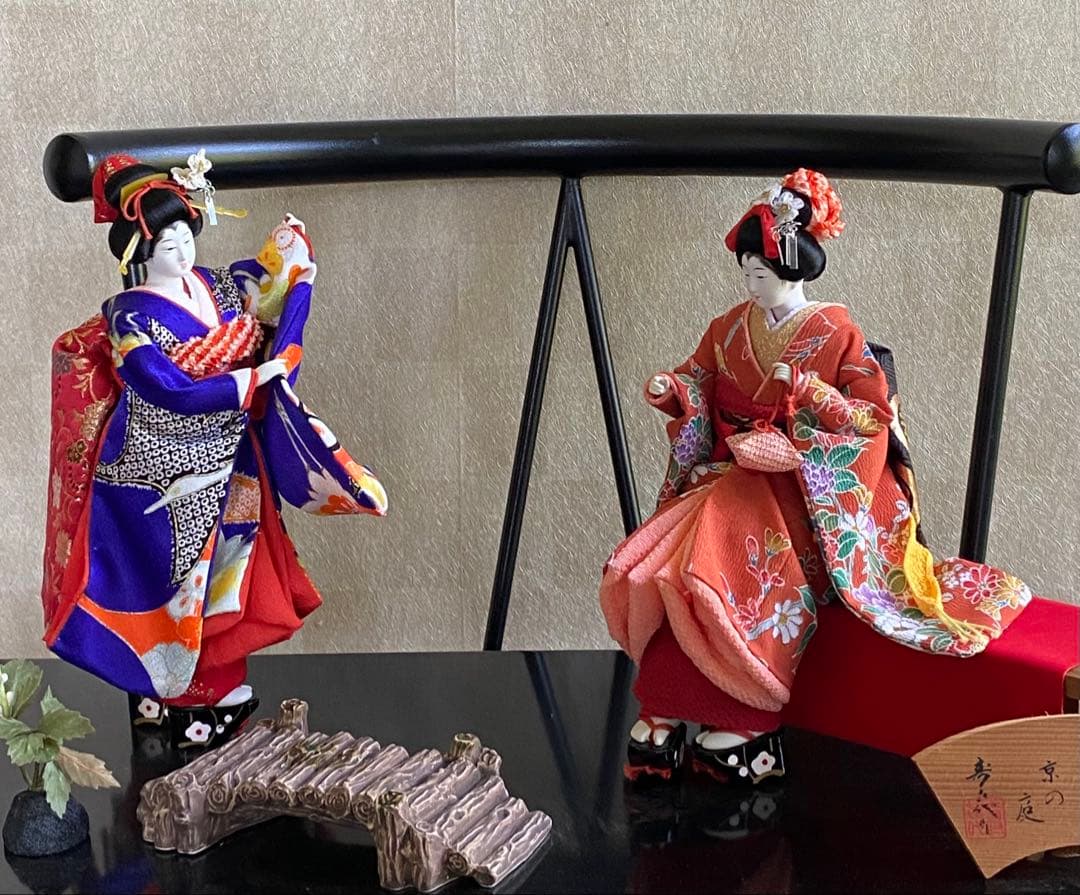 日本人形　舞妓さん2人　京の庭