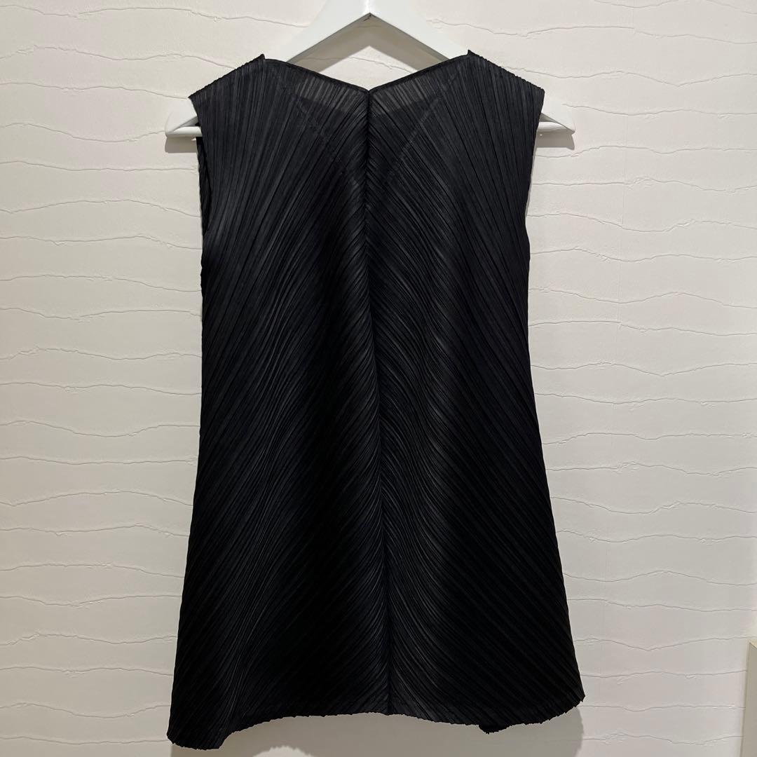 プリーツプリーズ　ノースリーブチュニック 黒