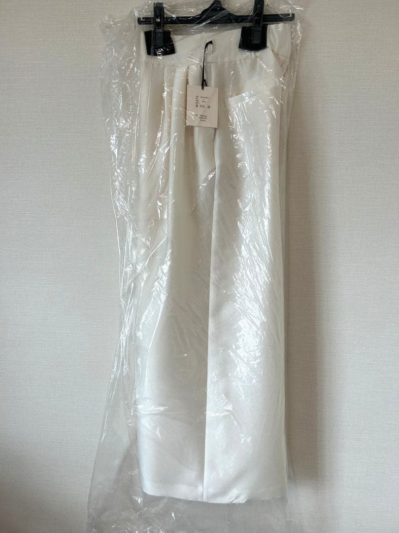 【新品、未使用】Heve シルキータックワイドパンツ　36 バニラ