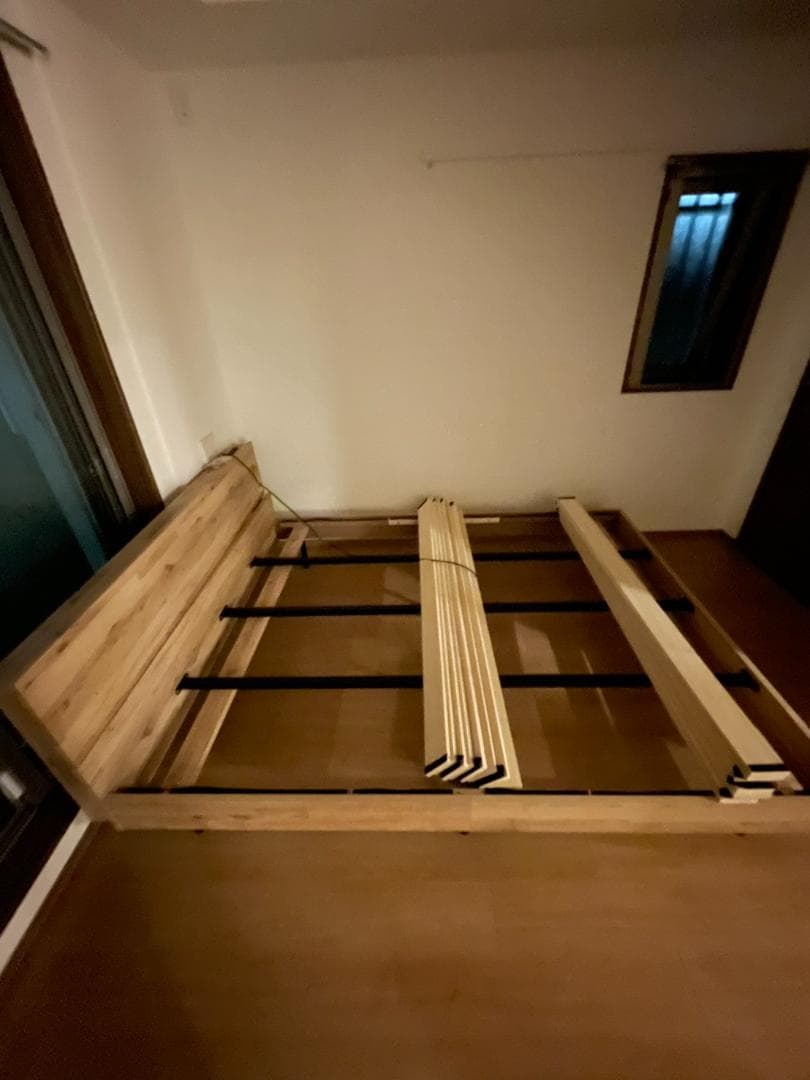 アーヴィング棚付きベッドフレーム クイーン 木製 すのこベッド コンセント