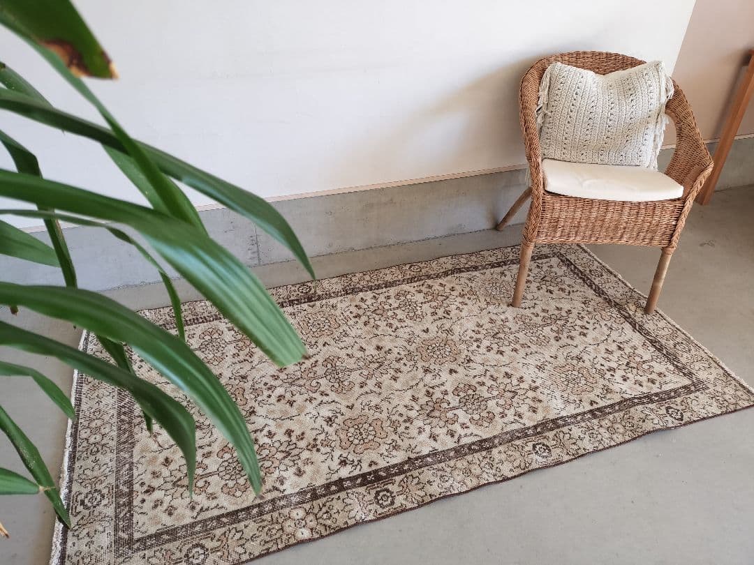 ベージュとチョコレートブラウンのノスタルジックラグ　No.708