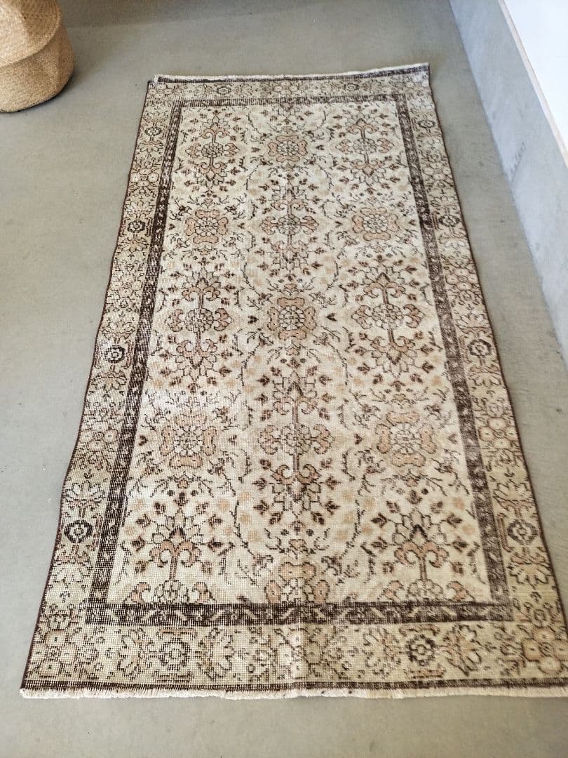 ベージュとチョコレートブラウンのノスタルジックラグ　No.708