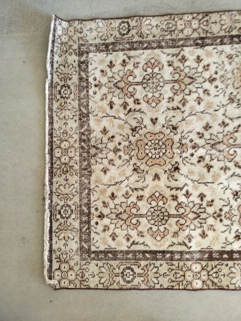 ベージュとチョコレートブラウンのノスタルジックラグ　No.708