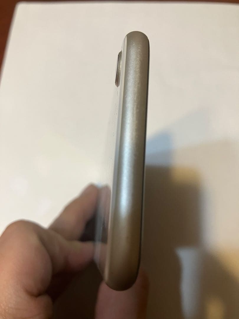 iPhoneSE 第三世代スターライト 64GB SIMフリー バッテリー76%