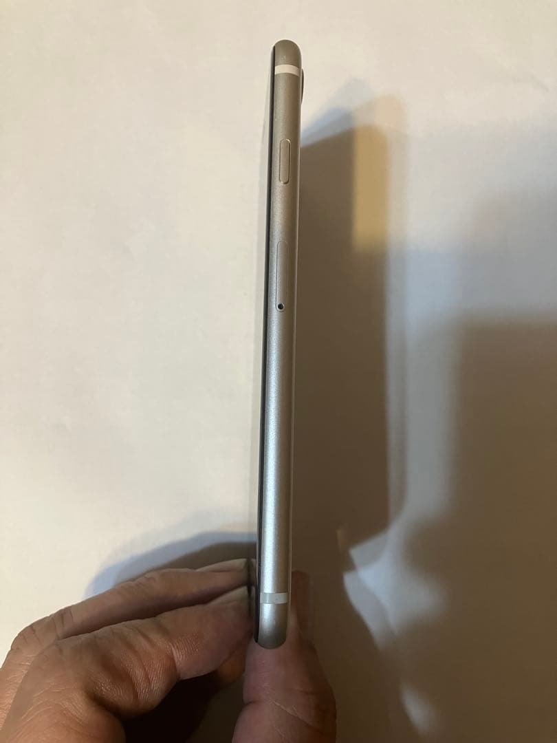 iPhoneSE 第三世代スターライト 64GB SIMフリー バッテリー76%