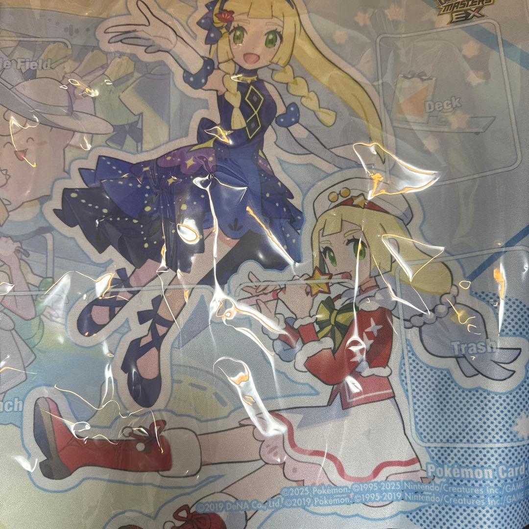 ポケモンカードプレイマット『おしゃれを楽しむリーリエ(ポケモンマスターズEX)』