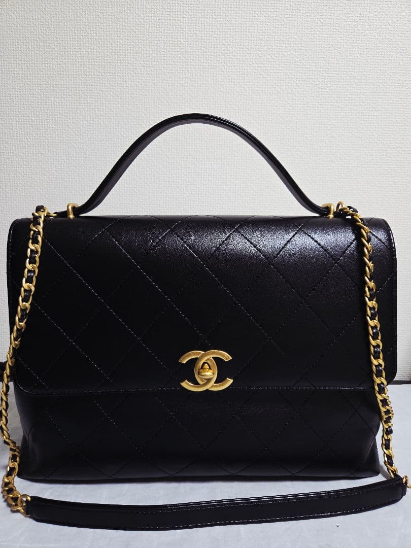 *レザーショルダーバッグ*　ゴールド、チェーン　キルティングА4