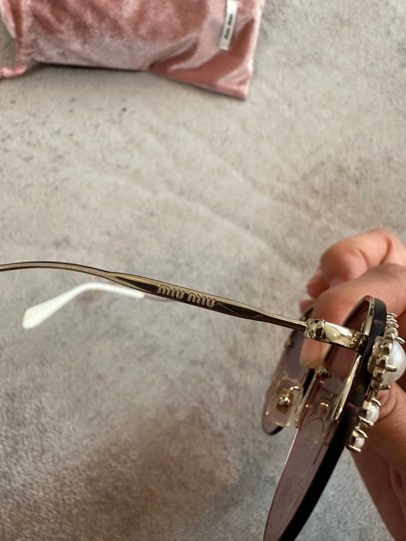 miu miu マニエール パール付きラウンドサングラス