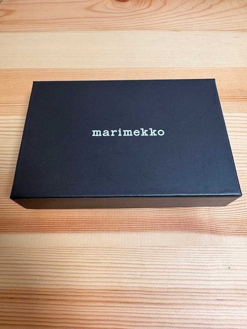 marimekkoマリメッコ ウニッコ花柄エンボス　財布 箱あり