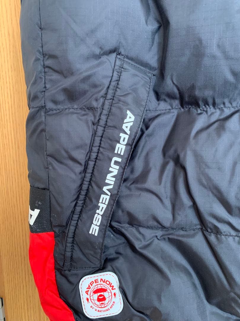 エイプ フード付きリバーシブルダウンベスト 黒 赤迷彩　ＸＬ