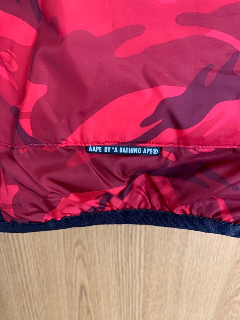 エイプ フード付きリバーシブルダウンベスト 黒 赤迷彩　ＸＬ