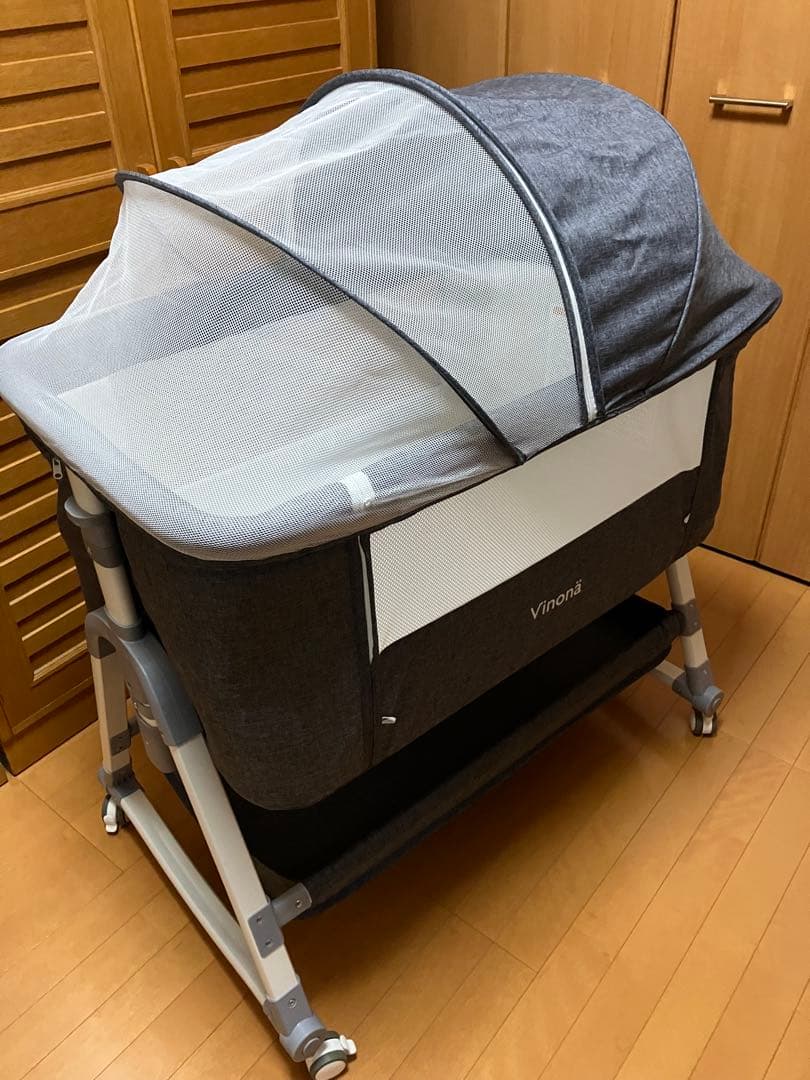 Vinona ベビーベッド グレー キャスター付き