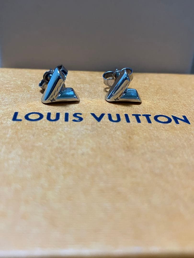 Louis Vuitton V字型ピアス