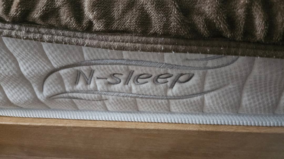 ニトリダブルベッド　マットレス、シーツ3枚付 (カイト3 DBRフカヒキ31)