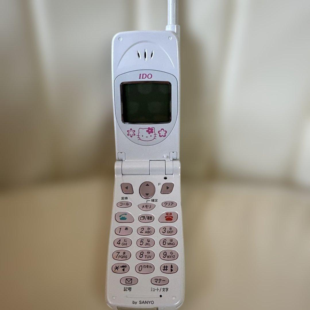 最終価格 Hello Kitty SANYO 折りたたみ携帯電話