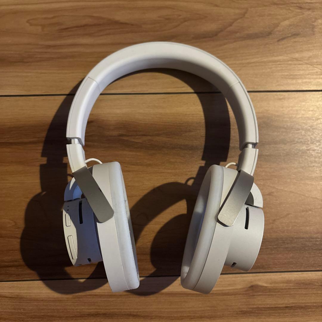 ホワイト ワイヤレスヘッドホン オーバーイヤー　nwm one