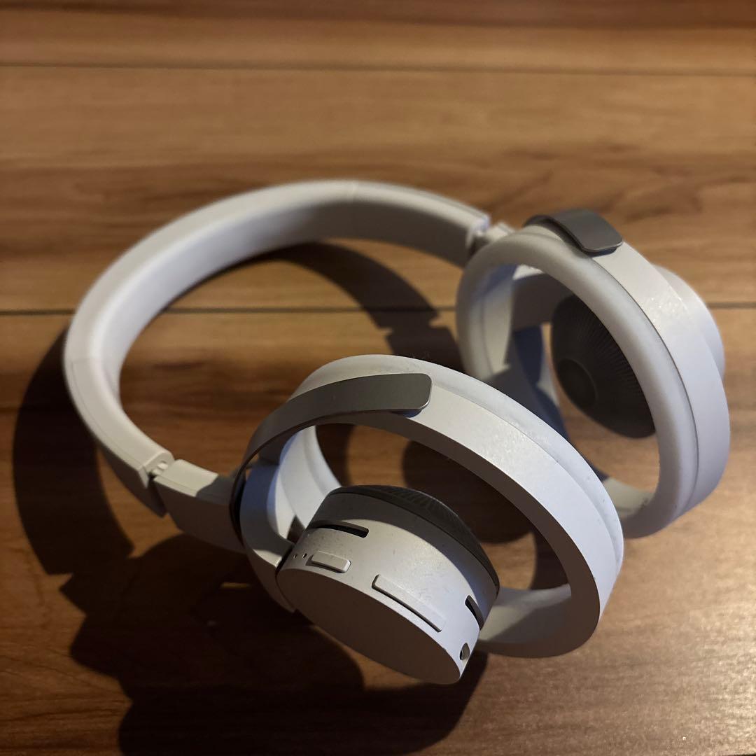 ホワイト ワイヤレスヘッドホン オーバーイヤー　nwm one