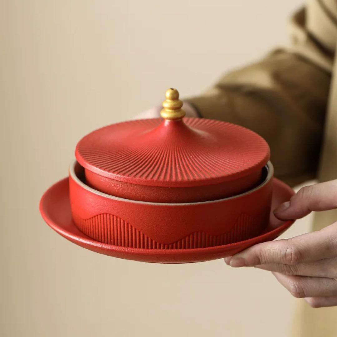 赤い波状模様の蓋付き椀