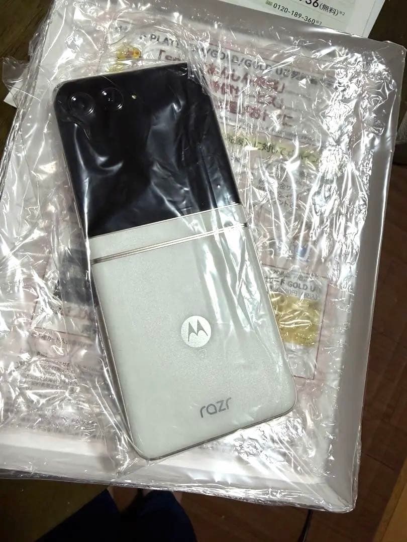 モトローラ　razr 50d Mー51E 折りたたみスマホ