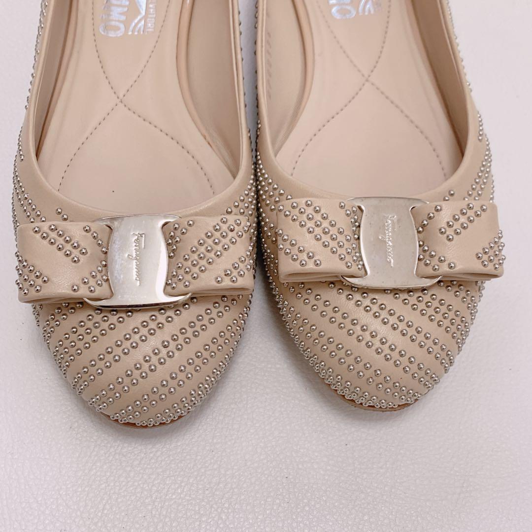 フェラガモ ヴァラリボン スタッズ フラットシューズ パンプス ピンクベージュ