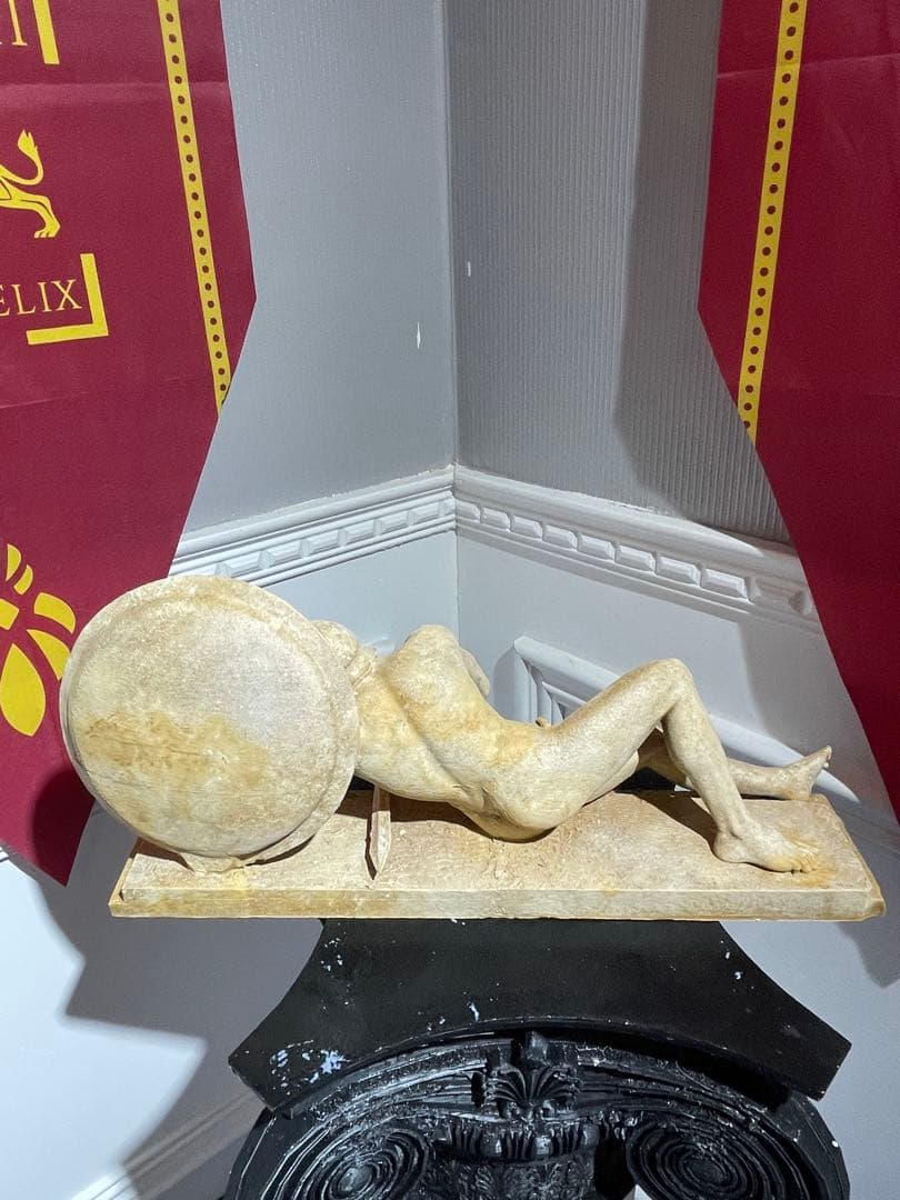 山猫オーダー専用 ヘラクレス, 横たわる負傷したギリシャ戦士 - アファイア神殿