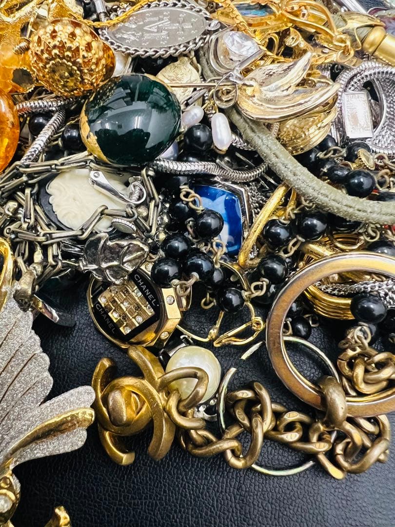 【生前整理　遺品整理】ネックレス　ブローチ　イヤリング　他　アクセサリーおまとめ